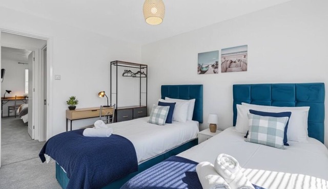 6PP3BR | FREE Parking |WiFi | TV each Bedroom|Large Garden|Swindon Accommodation