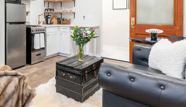 6th Ave district studio Quiet + Prkng