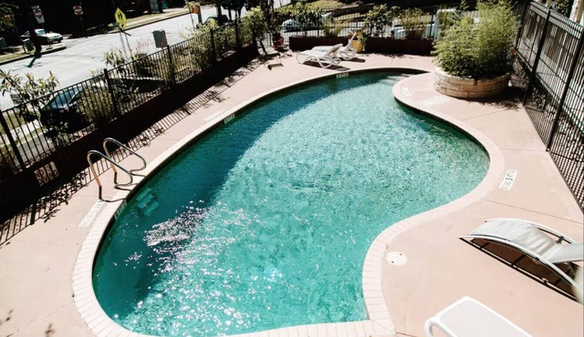 6th St Escape w/Refreshing Pool – Walk Everywhere!
