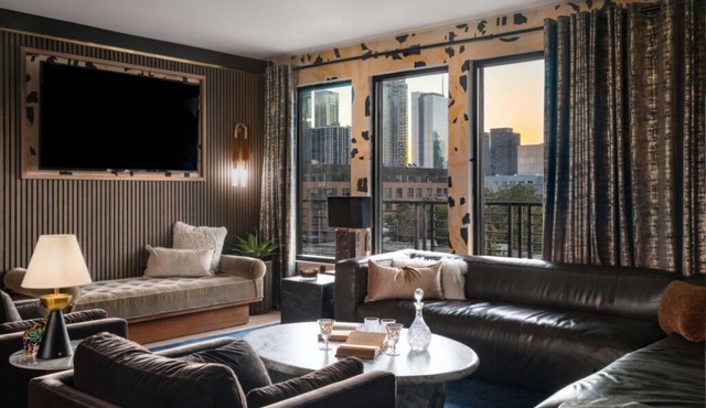 6th Street Suite: 4BR/11Beds - Pool, Roofdeck, Garden Bars, Walk To Everything!