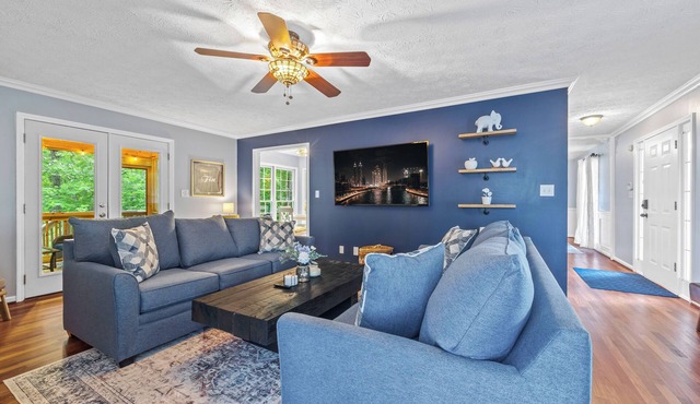 7.7 mi to LakePoint Sports - Near Historic DT - HotTub