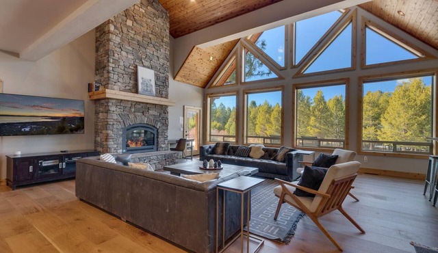 7 Acre Estate, Arcade, Pool Table, Gourmet Kitchen, Grill, Spa +5mins to Beach – The Glenwood