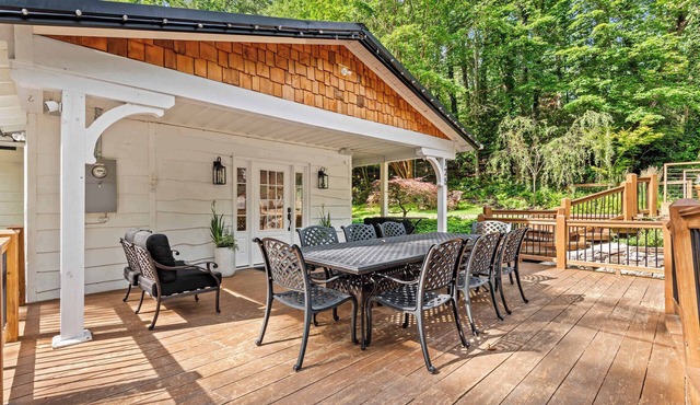 7 BDR Retreat w/Guest Houses + Waterfall+Free Tix