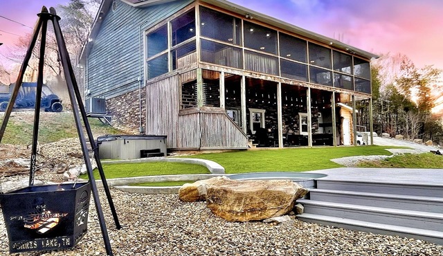 7 bdrm covered dock, hot tub, cwby pool, sleeps 24, “Mountain Oasis”