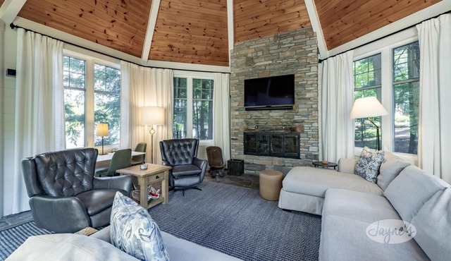 7 bed, 5 bath spectacular cottage on Lake Joseph!