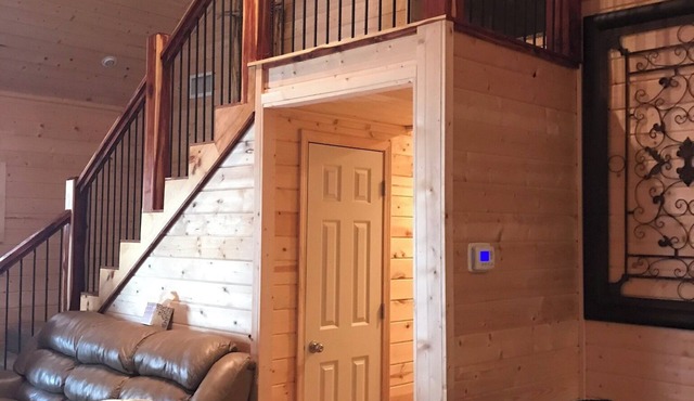 7 Bed 2 Bath walk to the lake