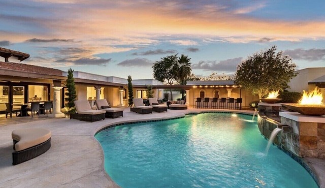 7 Bed/4.5 Bath - Luxury Estate - W/2 Guest Houses!