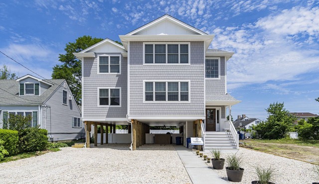 7 Bed/4 Bath, Salt Water Pool, Walk to beach/boardwalk