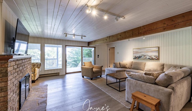 7 bed 4 bath cottage with 300ft waterfront on Lake Rosseau