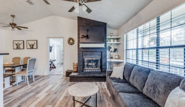 7 Bed Home/Mins to Wineries/Walk to Town Square