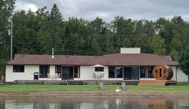7-bed lakefront house with sauna, beach & boat launch — 15 min from Thunder Bay.