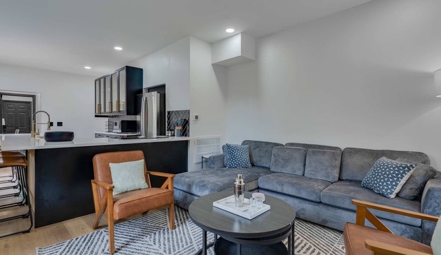 7 Bed - Urban Hot Tub Oasis near OSU & Short North