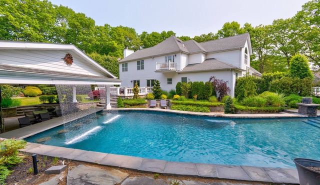 7 Bedrm House-Pool open now-Swim-Up Bar, Grill, Pool Table, Fitness & play room