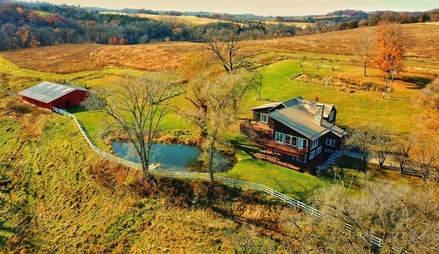 7 bedroom/3 bath Lodge on Canoe Creek in Decorah