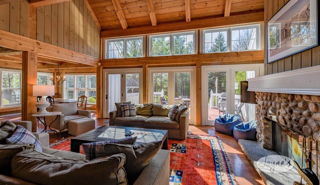7 bedroom, 4 bath Chalet in Collingwood, Saltwater Pool! 5 Min to Blue Mountain