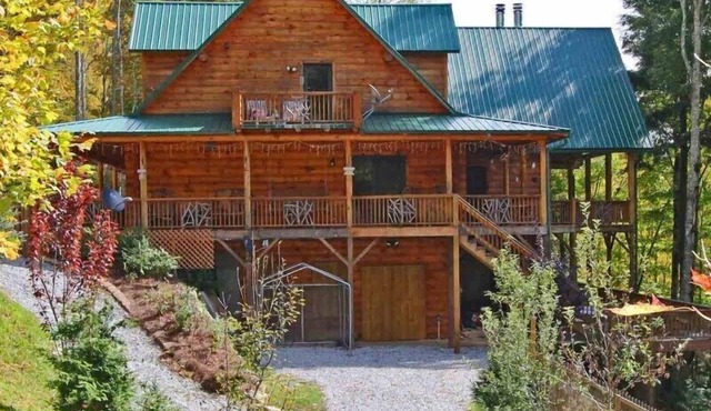 7 Bedroom 5.5 Bath Stunning Luxury Log, Reunions & Weddings Welcomed