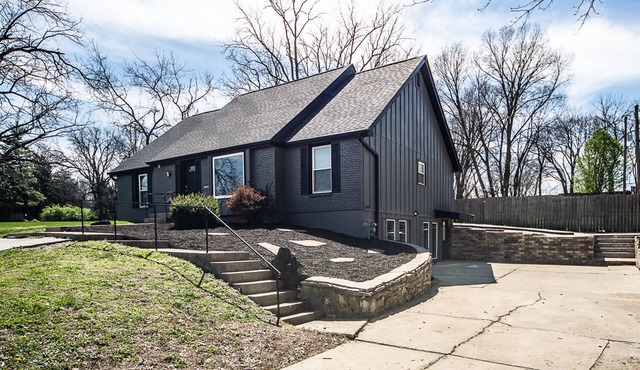 7 Bedroom 5 Bath 4500+ Square foot w/Pool Table