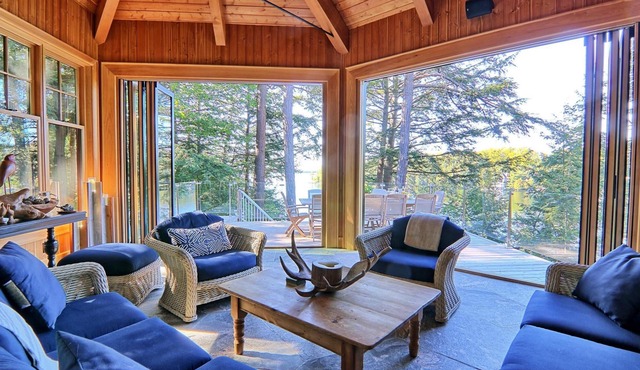7 bedroom, 5 bath, Sauna, Luxury New Build! Private! Lake Rosseau!
