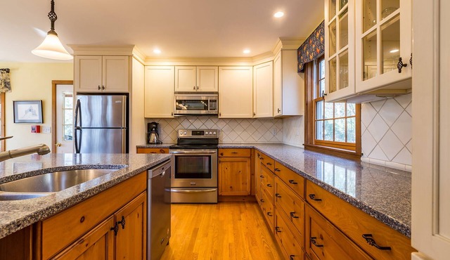 7 Bedroom, 6 Bathroom Manchester Ctr, Mountain View, Hot Tub, and Private Pool