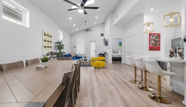 7 Bedroom/7 Bath Deluxe Suites in Central Houston!
