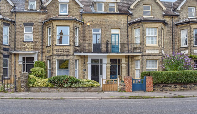 7 bedroom accommodation in Lowestoft