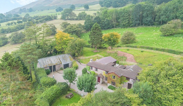 7 bedroom accommodation in Pengenffordd, Talgarth, Brecon