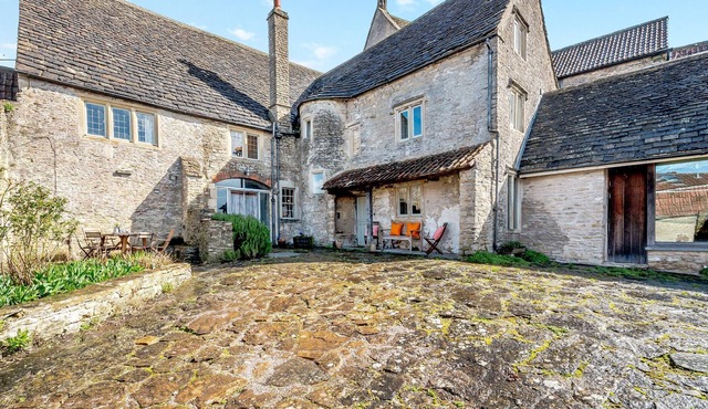 7 bedroom accommodation in Norton St. Philip, near Bath