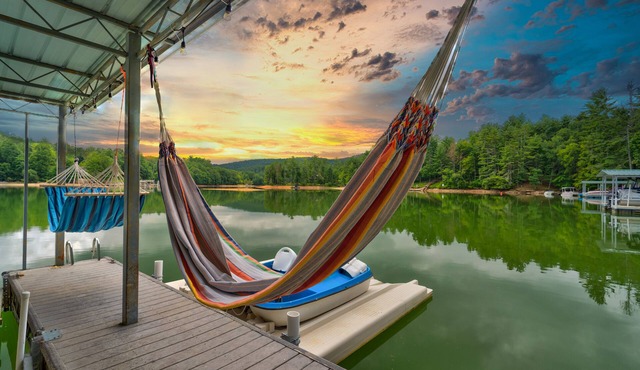 7 bedroom! Amazing Lake house, Private Dock & More, jet ski docks Nice game room