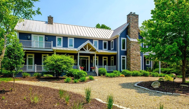 7 Bedroom Country Estate with Large Private Pool!