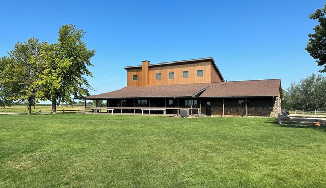 7 Bedroom Country Lodge Close to Town - Rooster Roost Ranch Lodge