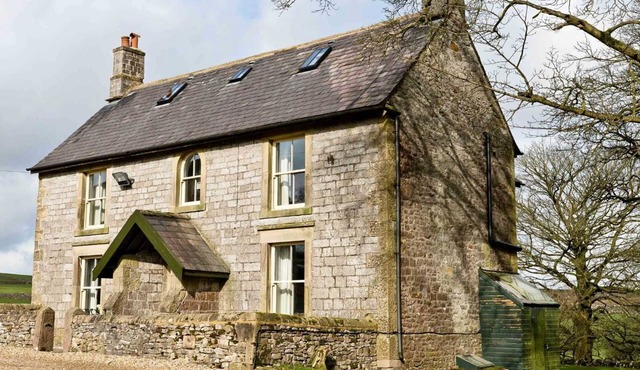 7 bedroom farmhouse, nestled in a quiet hamlet near to Buxton and Bakewell.