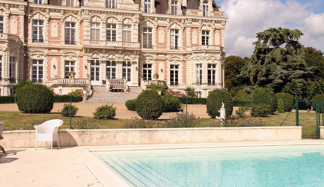 7-bedroom gîte (sleeps 15) in a magnificent Louis XIII-style château