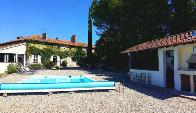 7 Bedroom hill top Manoir; pool, bar & pizza oven, sleeps 18, 2 hectare grounds