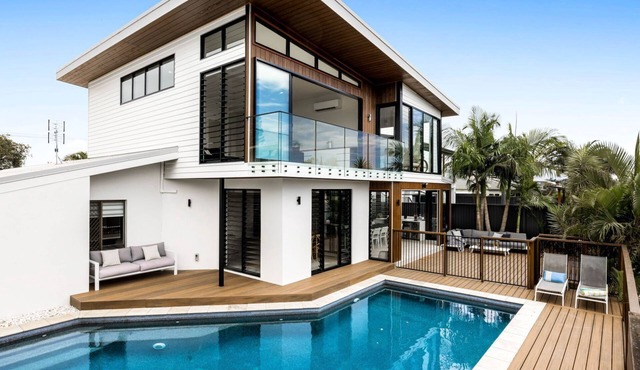 7 bedroom home on canal with private jetty for casual fishing and separate living areas for the exte