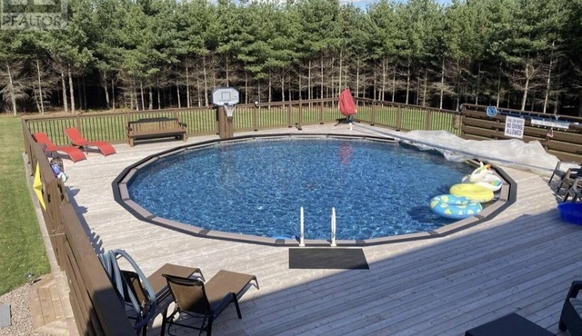 7 Bedroom Home w/Pool & Hot Tub on a Private Large Lot