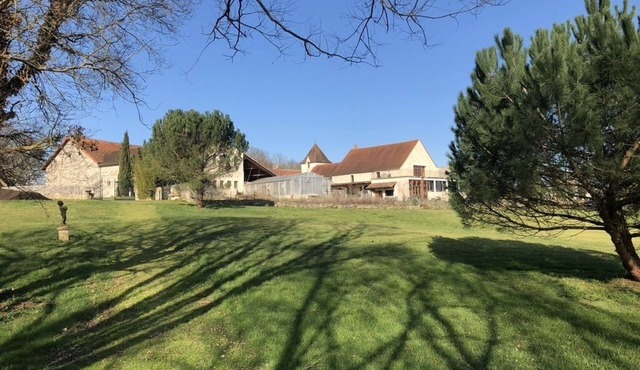 7 bedroom house 100 acres of gardens, woods and lakes. Heated indoor pool.