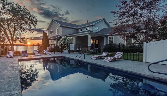 7 Bedroom Lake House W/2 Bunk Bed Cottage & Pool