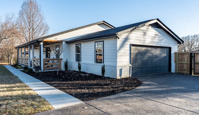 7-Bedroom Lakeside Estate w/Pond, Gazebo & Game Rooms — Sleeps 20+