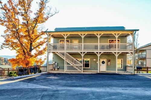 7-Bedroom Mountain Lodge Near Dollywood with Hot Tub, Theater Room & Resort Pool