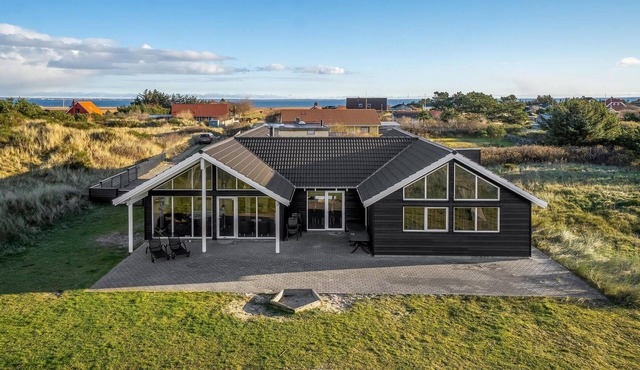 7 bedroom nice home in Hvide Sande