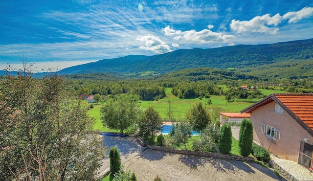 7 bedroom pet friendly home in Crni Kal