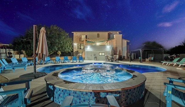 7 Bedroom Pickleball Pool Hot Tub Orchard