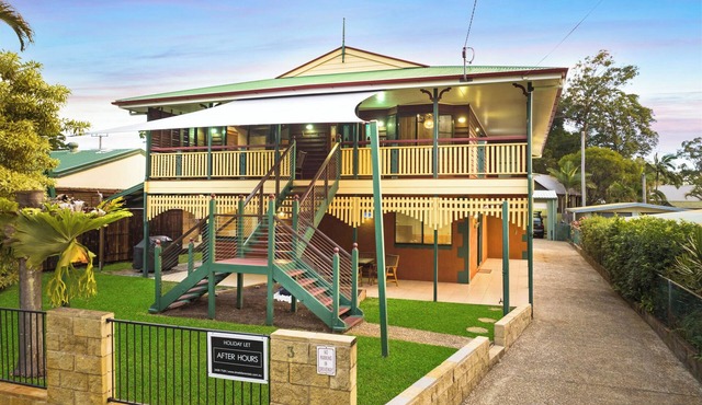 7 Bedroom Queenslander close to rock wall