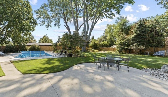 7 bedroom Retreat House with Pool and Hot Tub