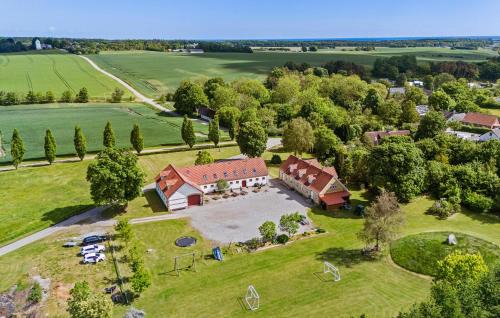 7 Bedroom Stunning Home In Grenaa - D70125