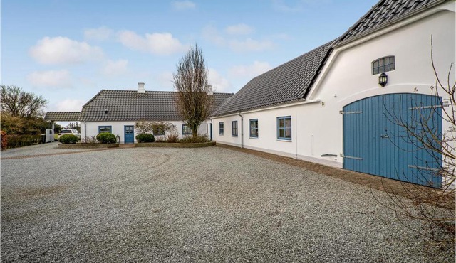 7 Bedroom Stunning Home In Outrup