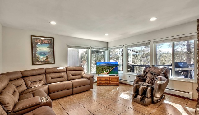 7 Bedroom Tahoe Cabin, Pool Table, game room, minutes from Heavenly and Casinos