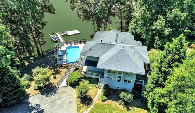 7 Bedroom Updated Lake House Close to Charlotte
