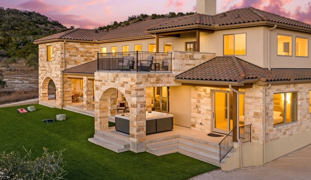7-bedroom Villa Sleeps 26 with Outdoor Theater