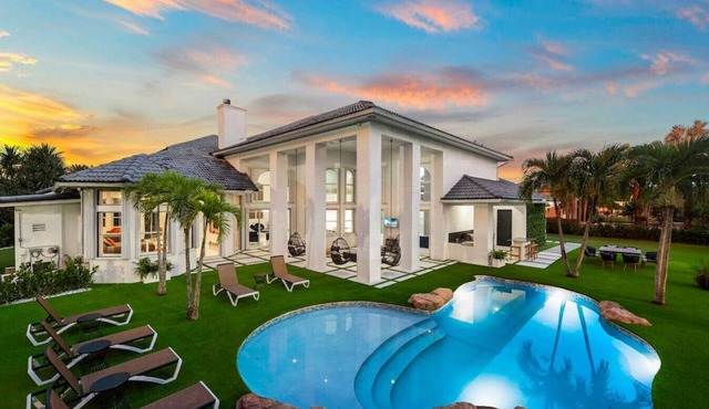 7 Bedroom Villa with Basketball Court/Lake, MORE